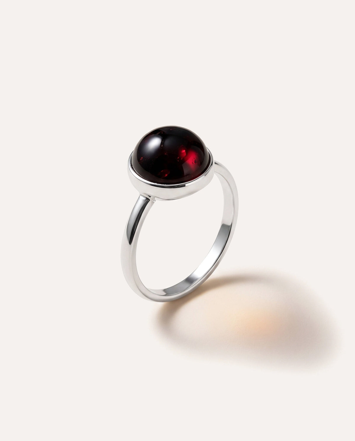 Anello solitario ESSENTIALS in ambra color rosso ciliegia