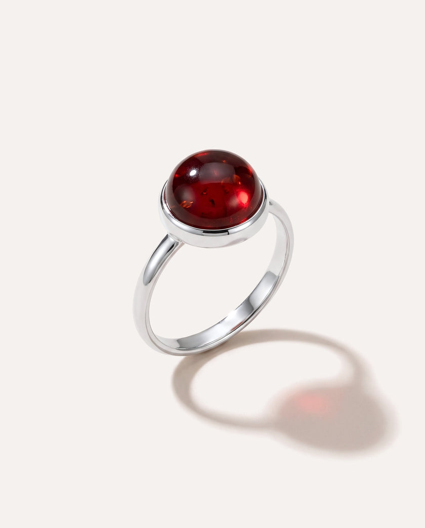 Anello solitario ESSENTIALS in ambra color rosso ciliegia
