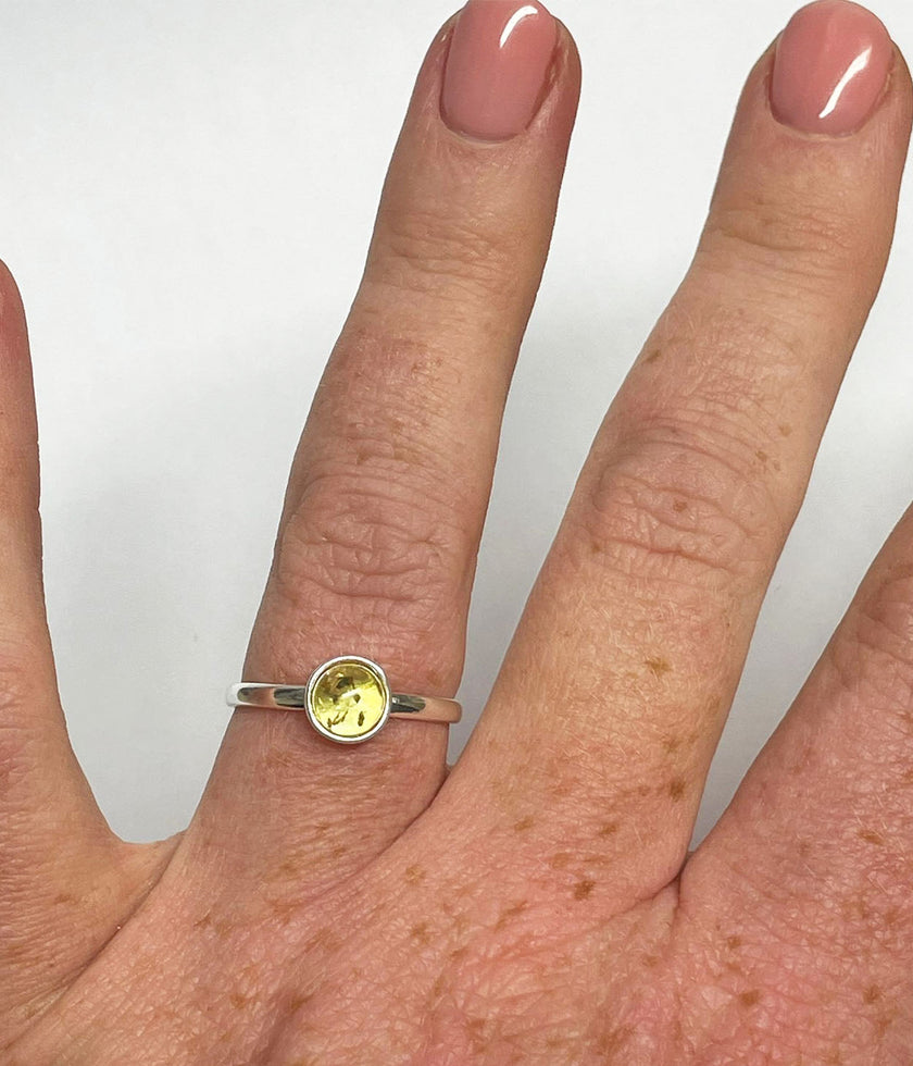 Limited Edition ESSENTIALS Mini sitrus- og ravfarget stable-ring