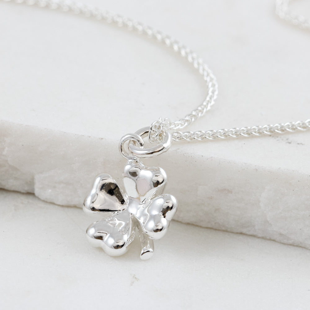 Dije de plata trébol de cuatro hojas
