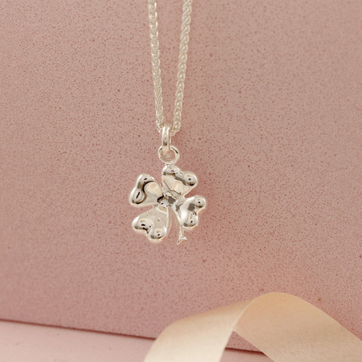 Dije de plata trébol de cuatro hojas