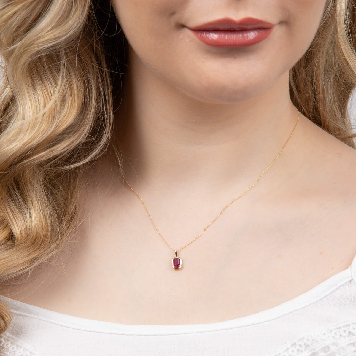 Elements Gold Großer Anhänger mit Edelstein und Kette