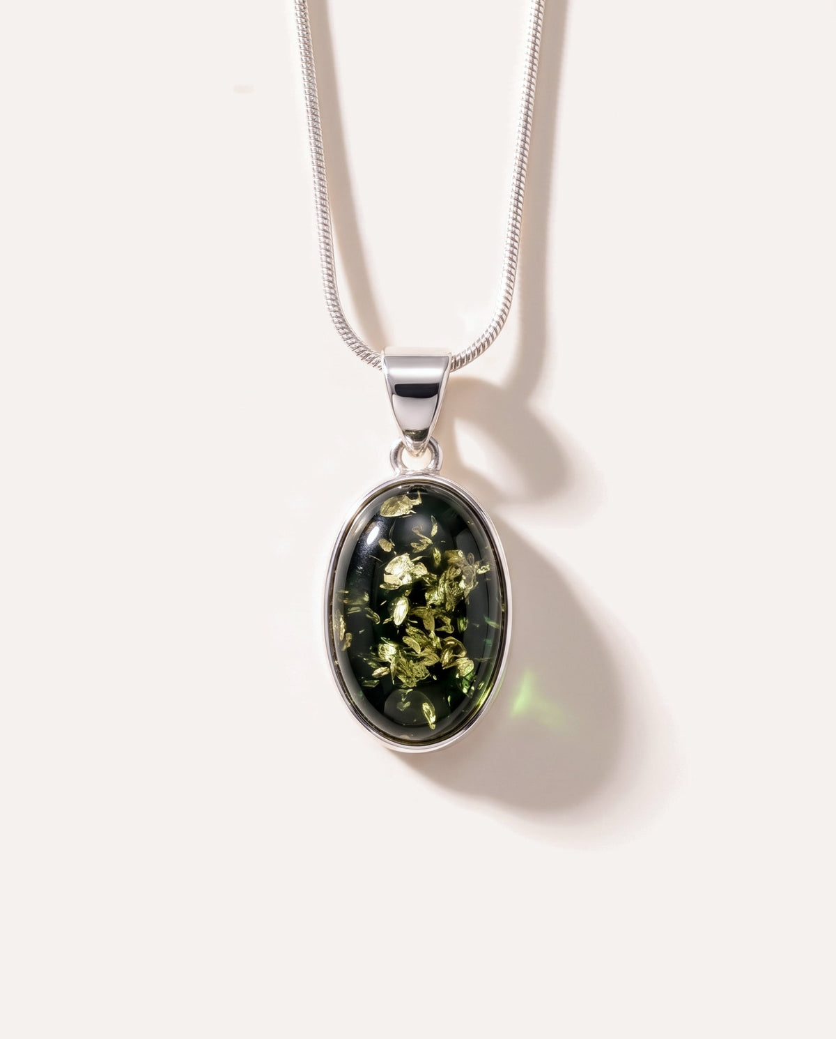 Collana con pendente etereo verde