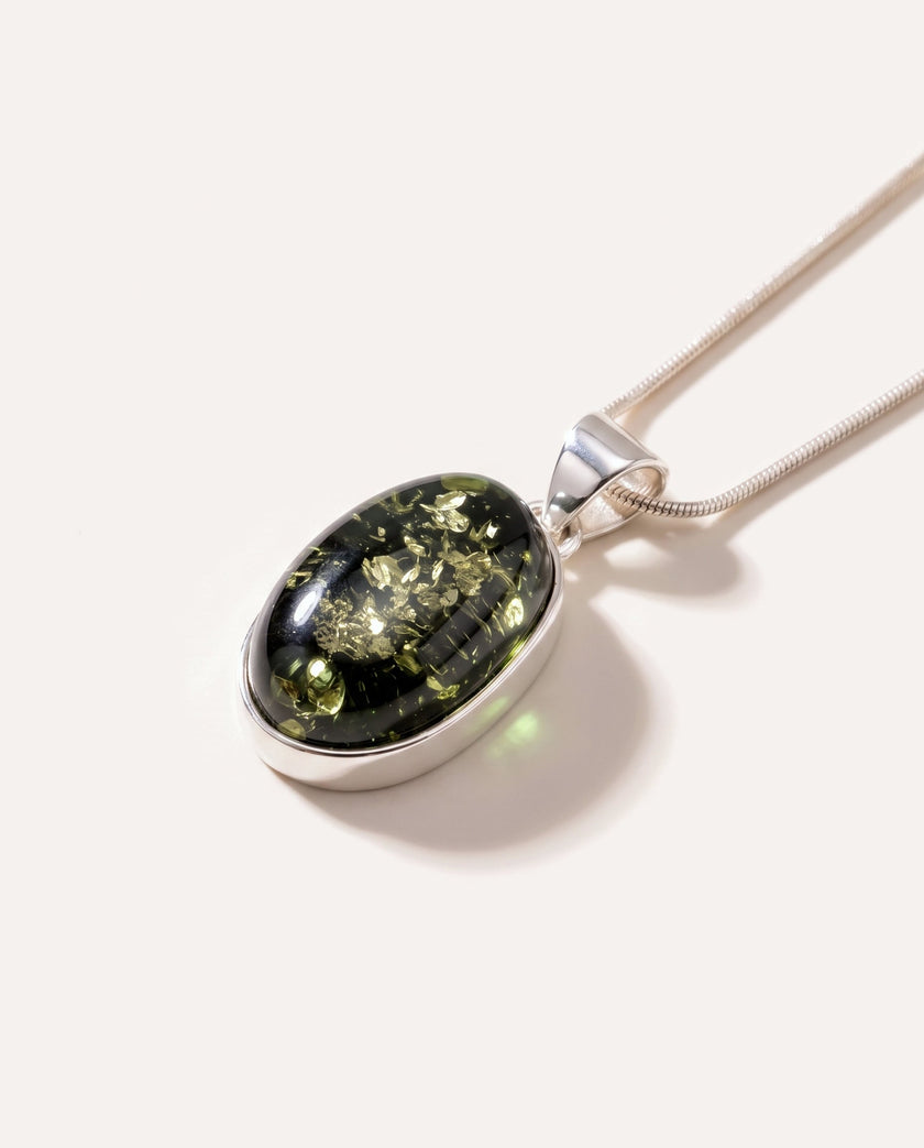 Collana con pendente etereo verde