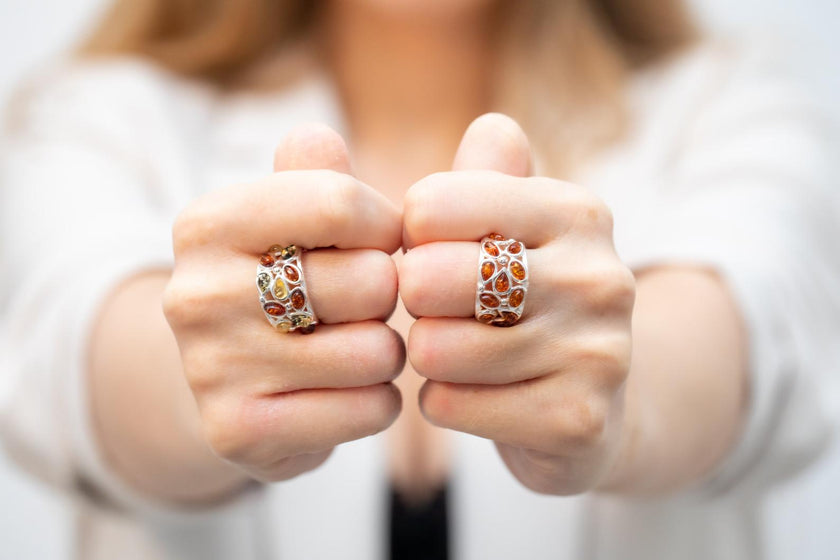 Anello a fascia con ambra floreale multicolore