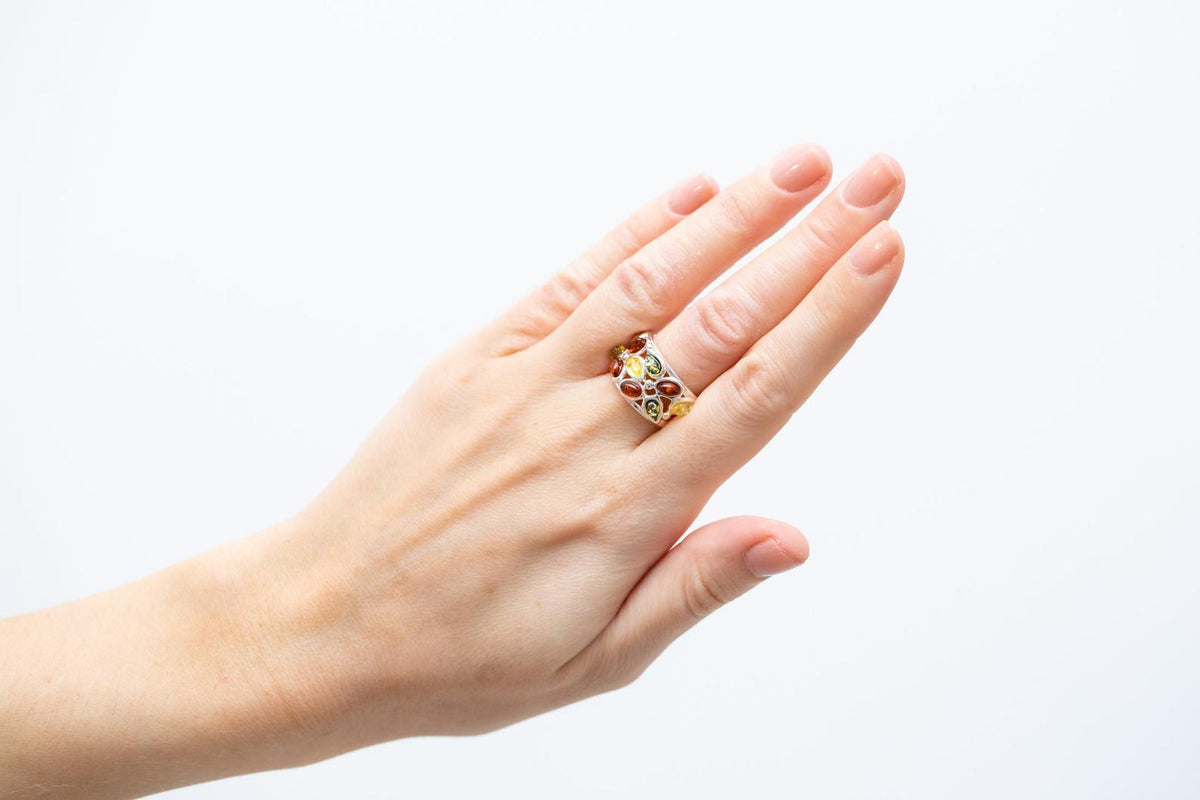 Anello a fascia con ambra floreale multicolore