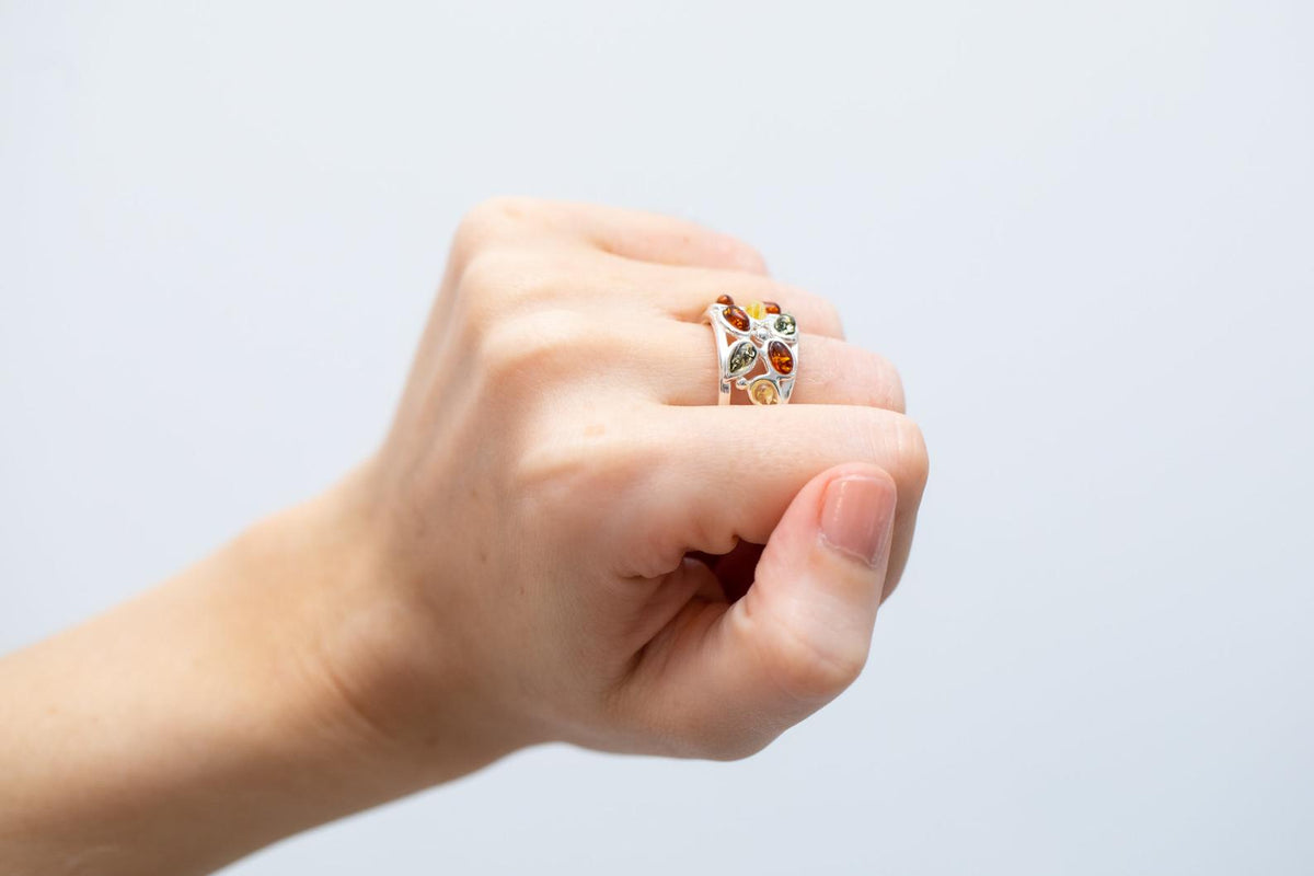 Anello a fascia con ambra floreale multicolore