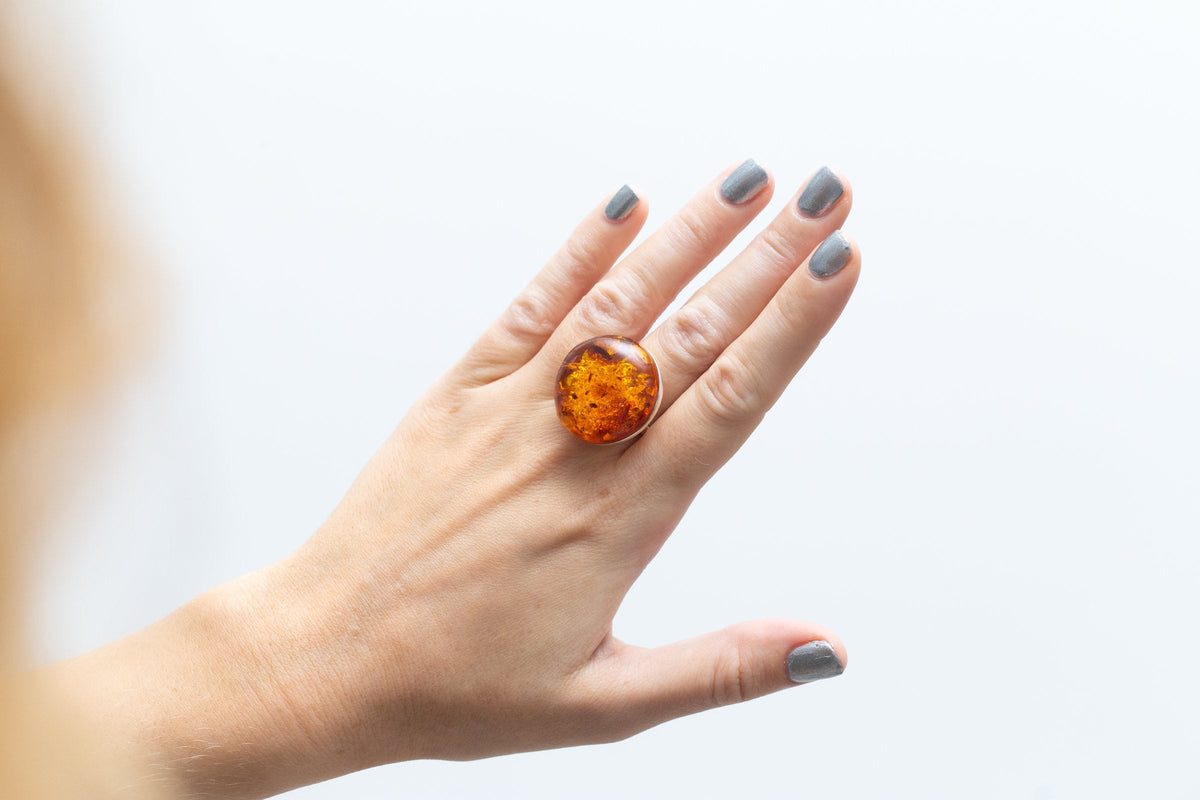 Anillo de cóctel grande de ámbar