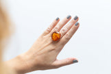 Anillo de cóctel grande de ámbar