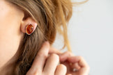 Orecchini a clip ovali color ambra con cornice floreale