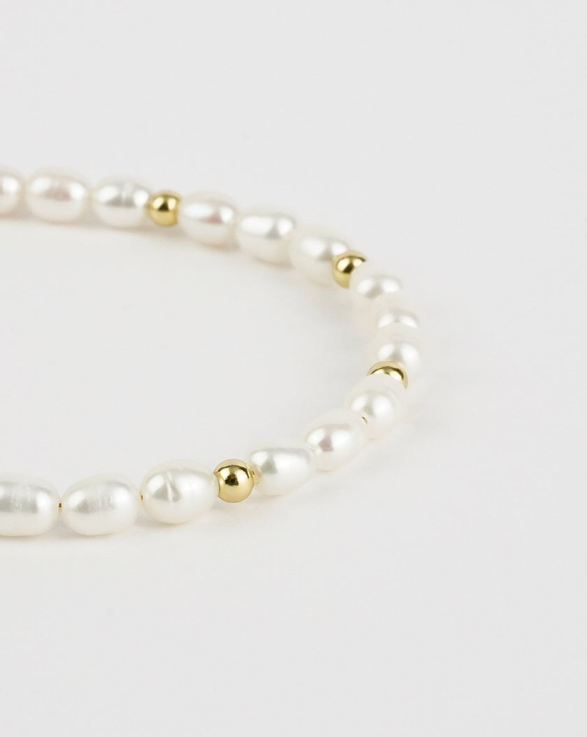 Armbånd med perler og frøperler