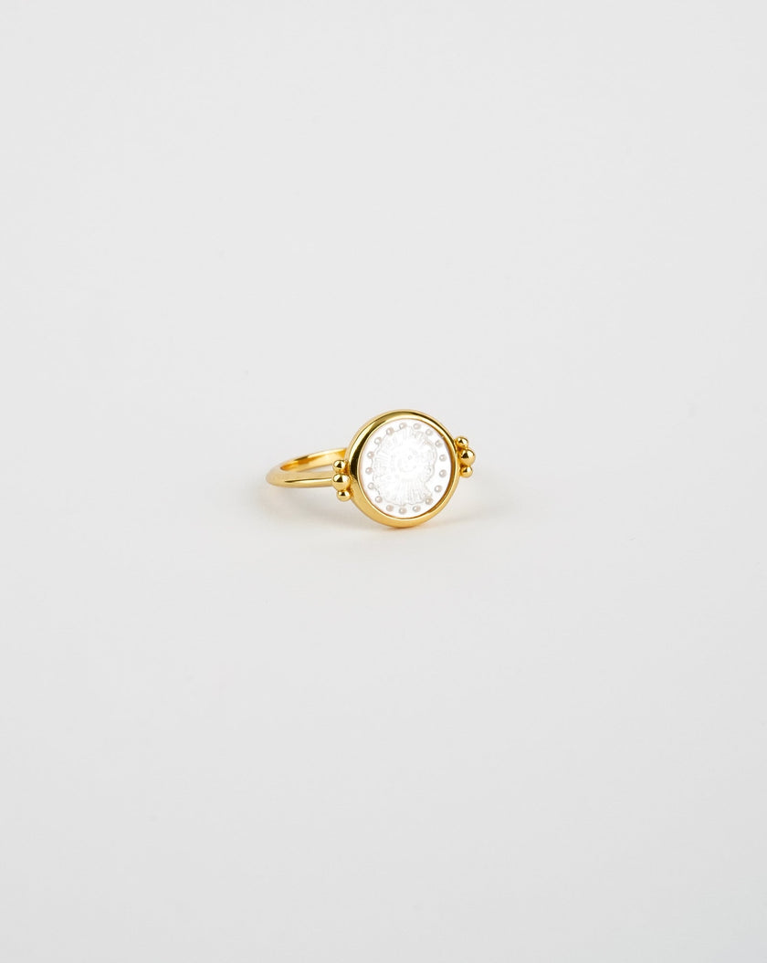 Anello con perla e stampa a conchiglia