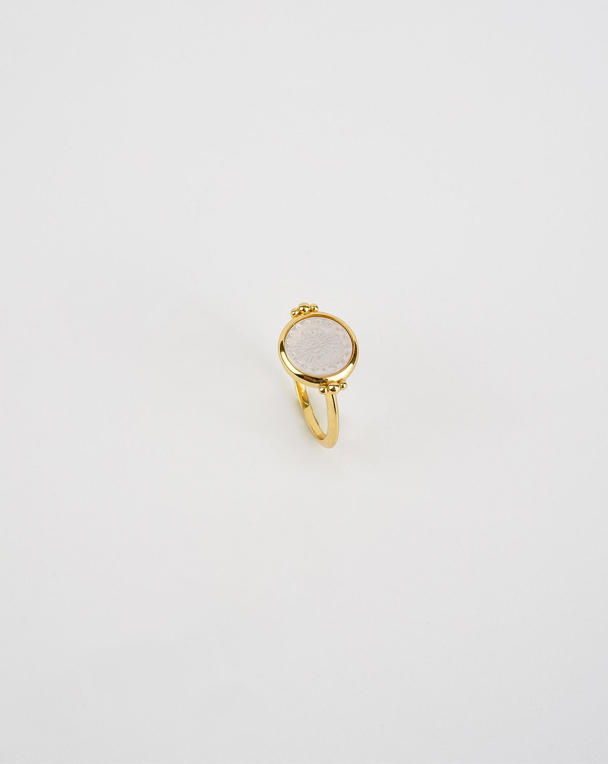 Anello con perla e stampa a conchiglia
