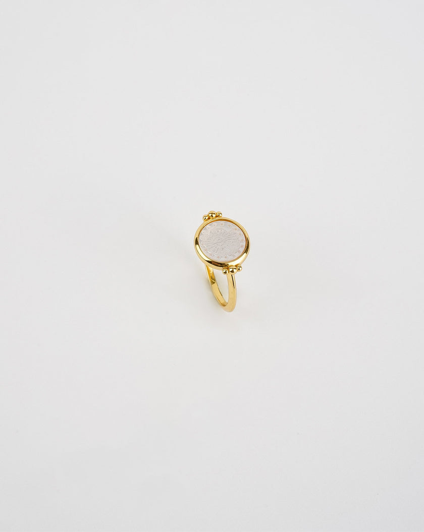 Anello con perla e stampa a conchiglia