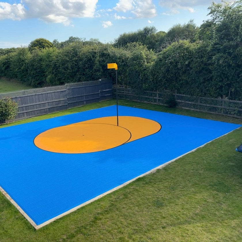 Cancha de korfball de tamaño completo con demarcaciones