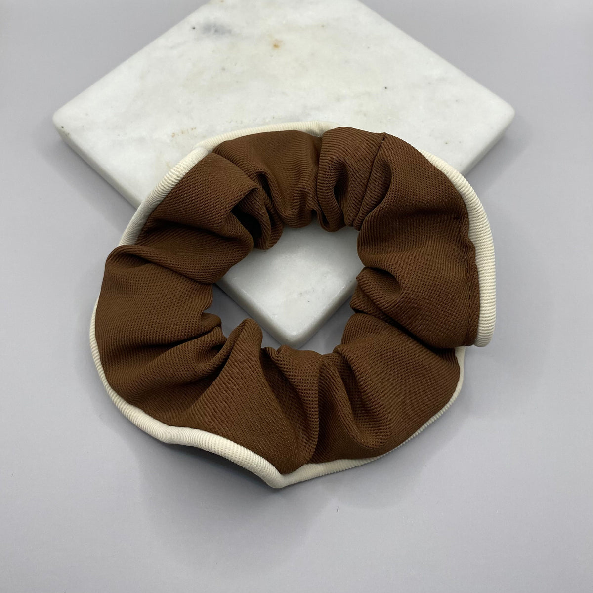 Caffè di Brooklyn e scrunchie bianco