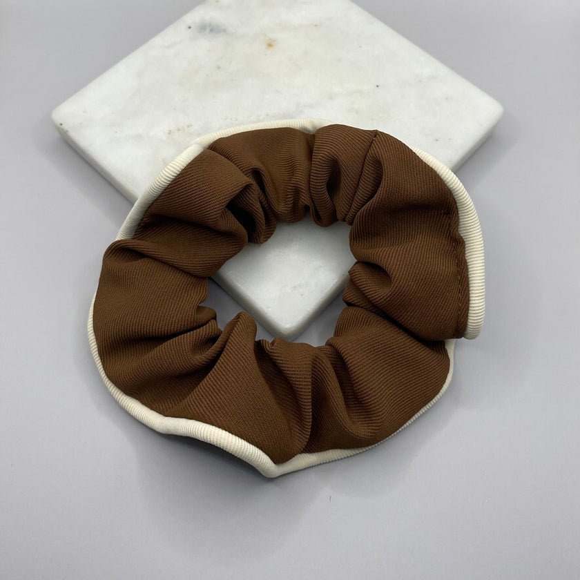 Caffè di Brooklyn e scrunchie bianco