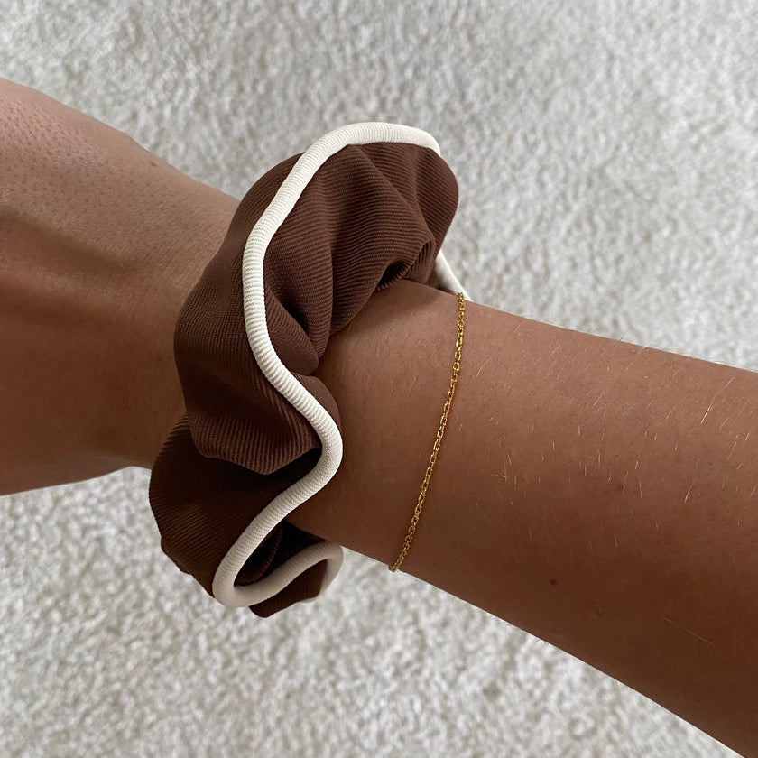 Caffè di Brooklyn e scrunchie bianco