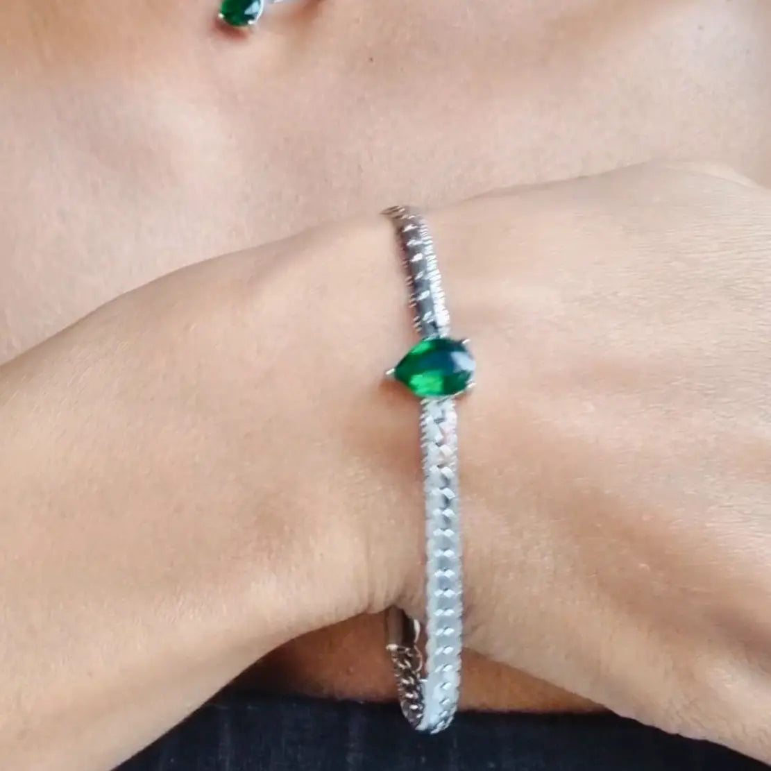 Pulsera Serena Luxe de esmeraldas y circonitas en forma de lágrima