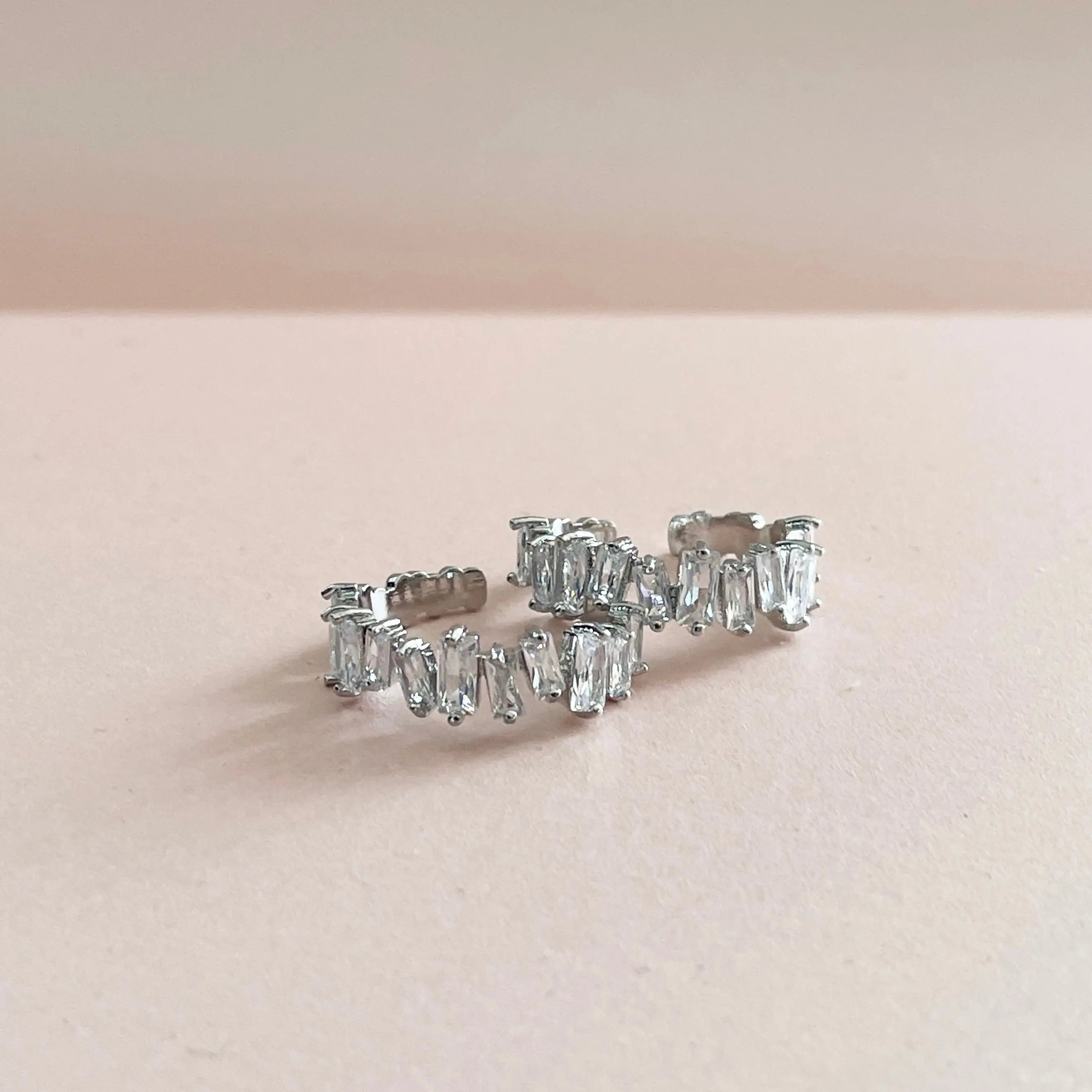 Mila silberfarbener Ring mit mehreren Juwelen