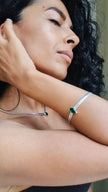 Pulsera Serena Luxe de esmeraldas y circonitas en forma de lágrima