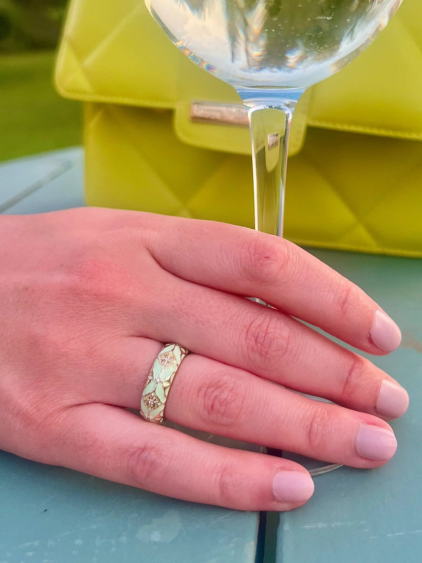 Anillo de esmalte Cleo Mint con gemas