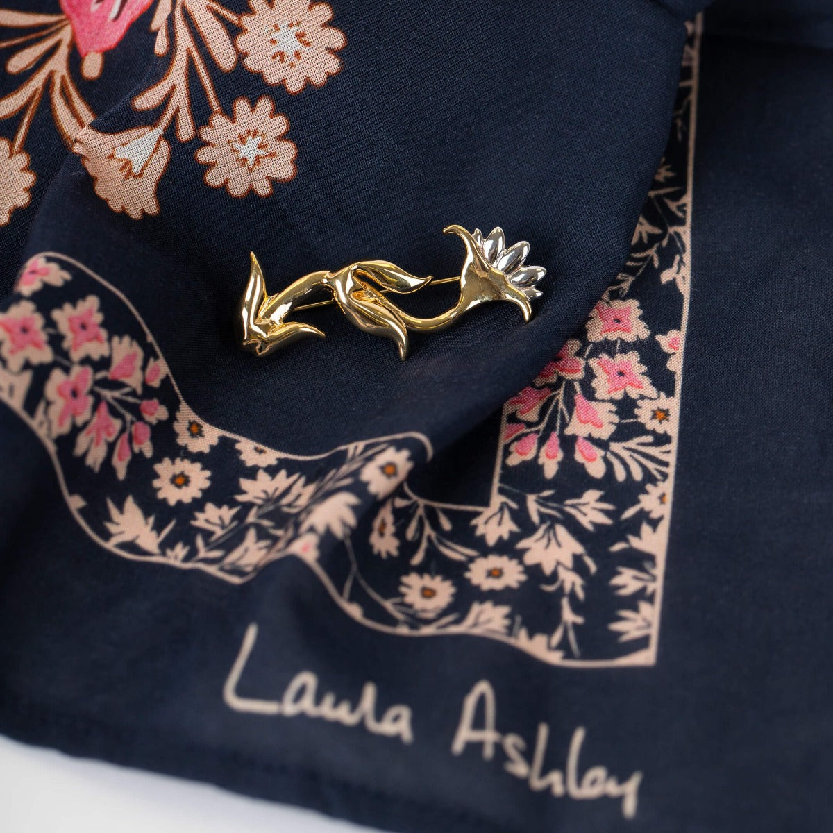 Laura Ashley Fashion Camelot Brosche