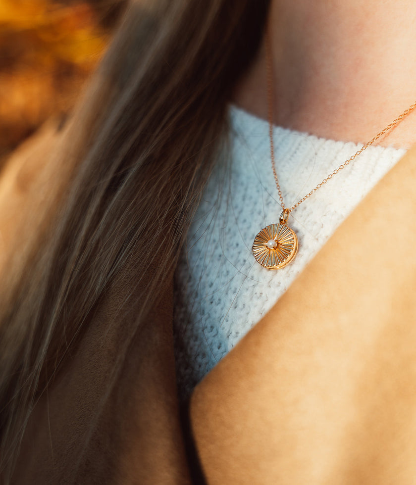 Collana con ciondolo a forma di conchiglia e perla