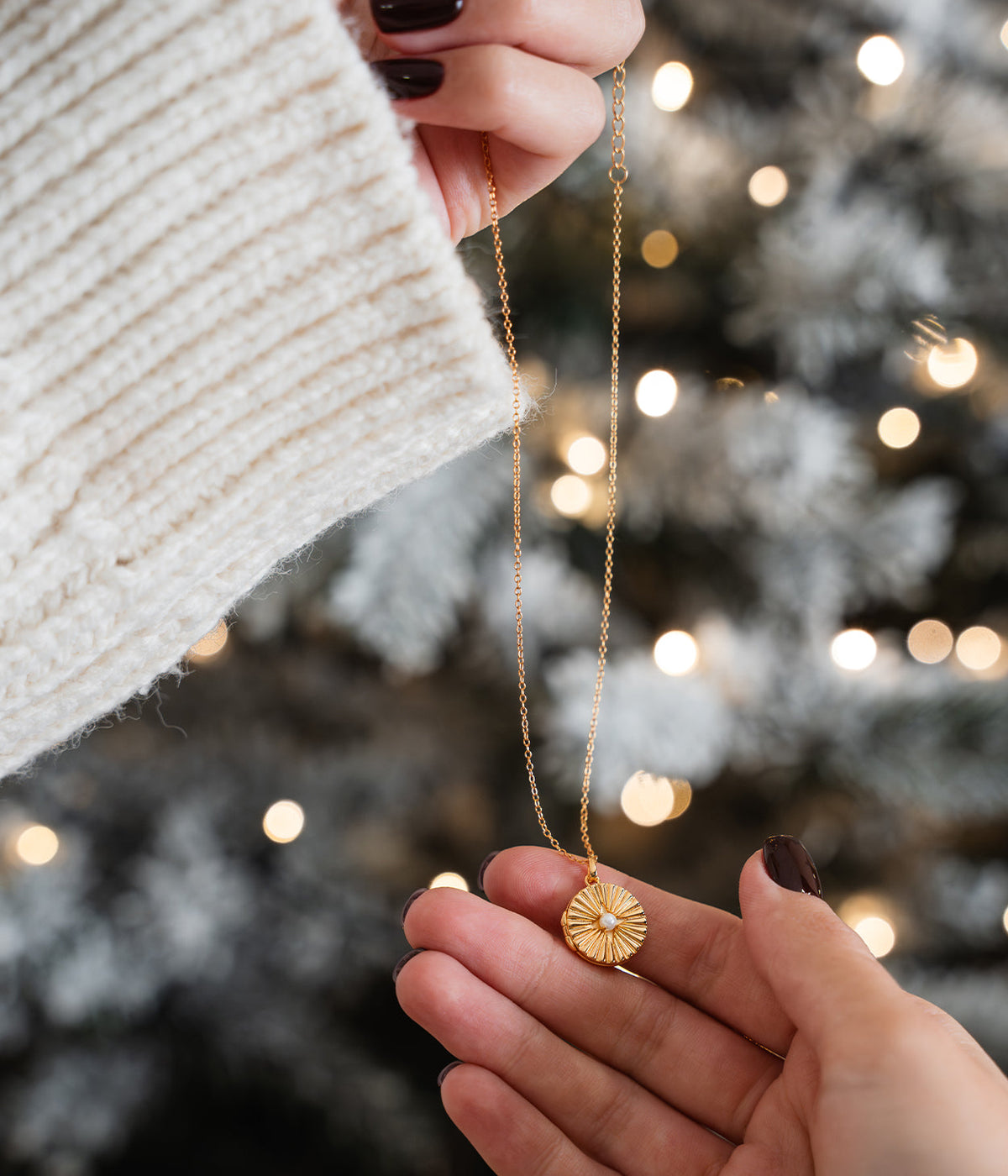 Collana con ciondolo a forma di conchiglia e perla