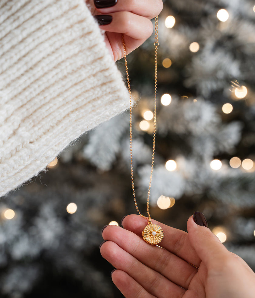 Collana con ciondolo a forma di conchiglia e perla