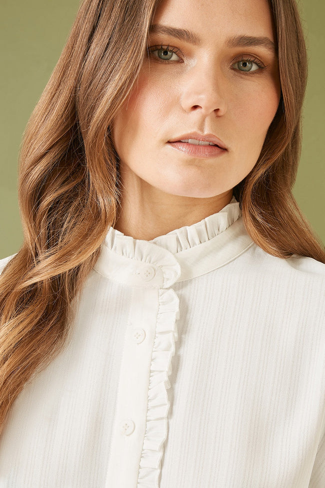 Camisa de cuello alto con volantes blanca Yumi