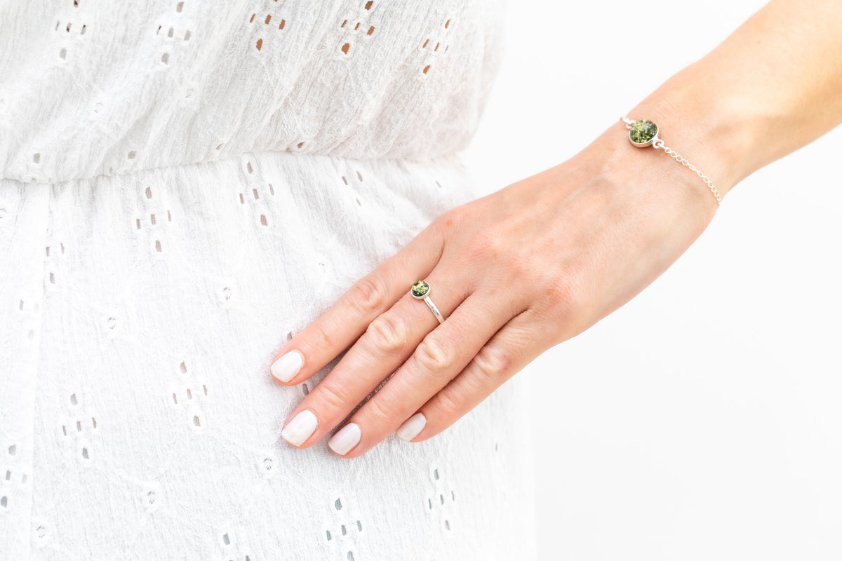 Anello impilabile ESSENTIALS Mini in ambra verde
