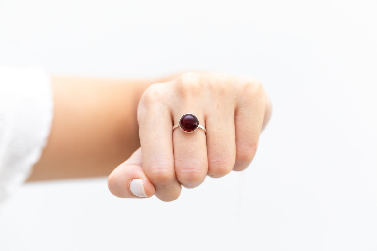Anello solitario ESSENTIALS in ambra color rosso ciliegia