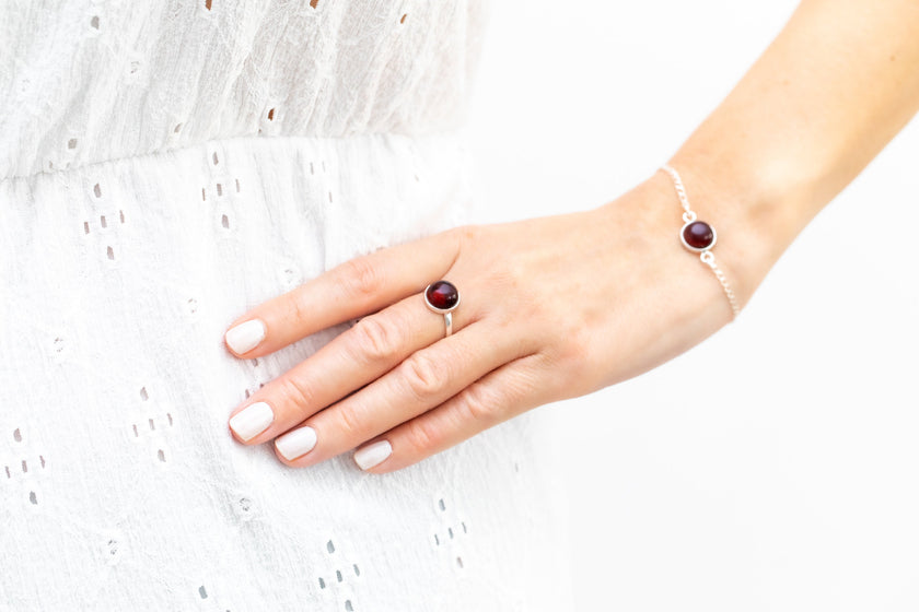 Anello solitario ESSENTIALS in ambra color rosso ciliegia