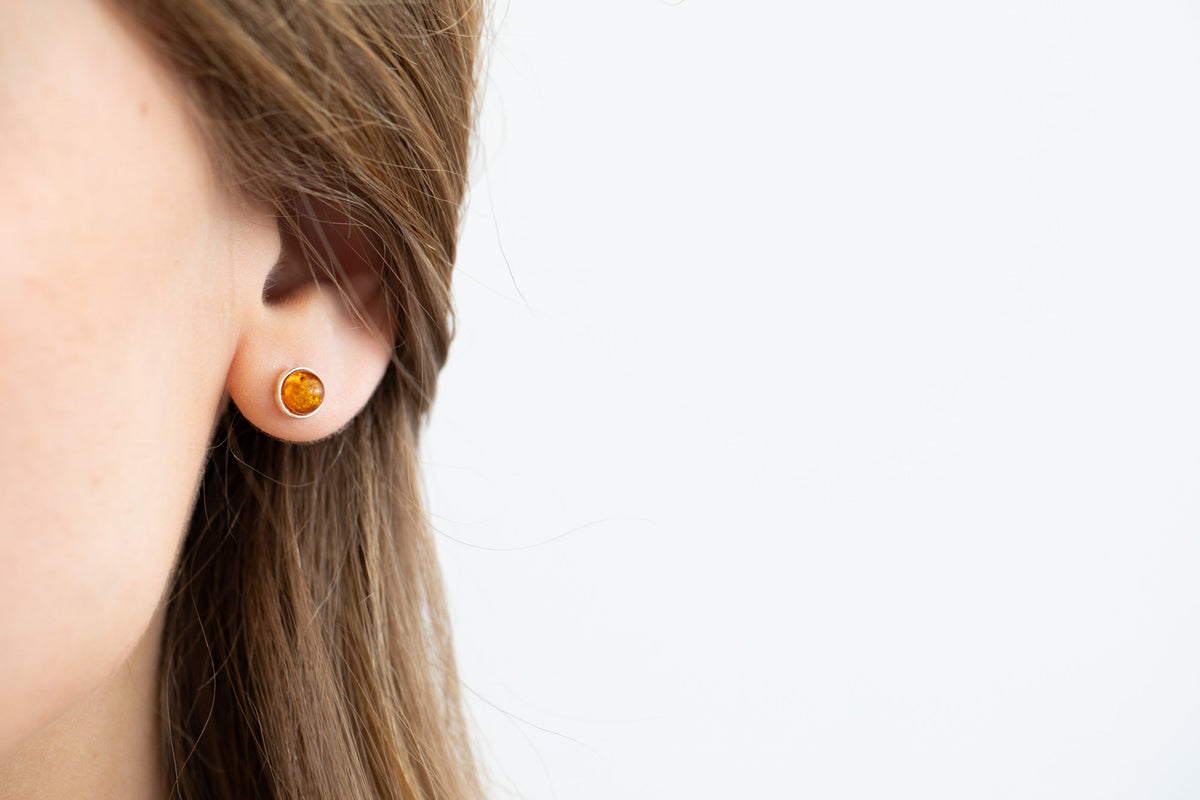 ESSENTIALS Mini Amber Oorknopjes
