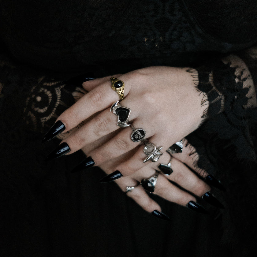 Bague en or avec pierre précieuse noire Drusilla