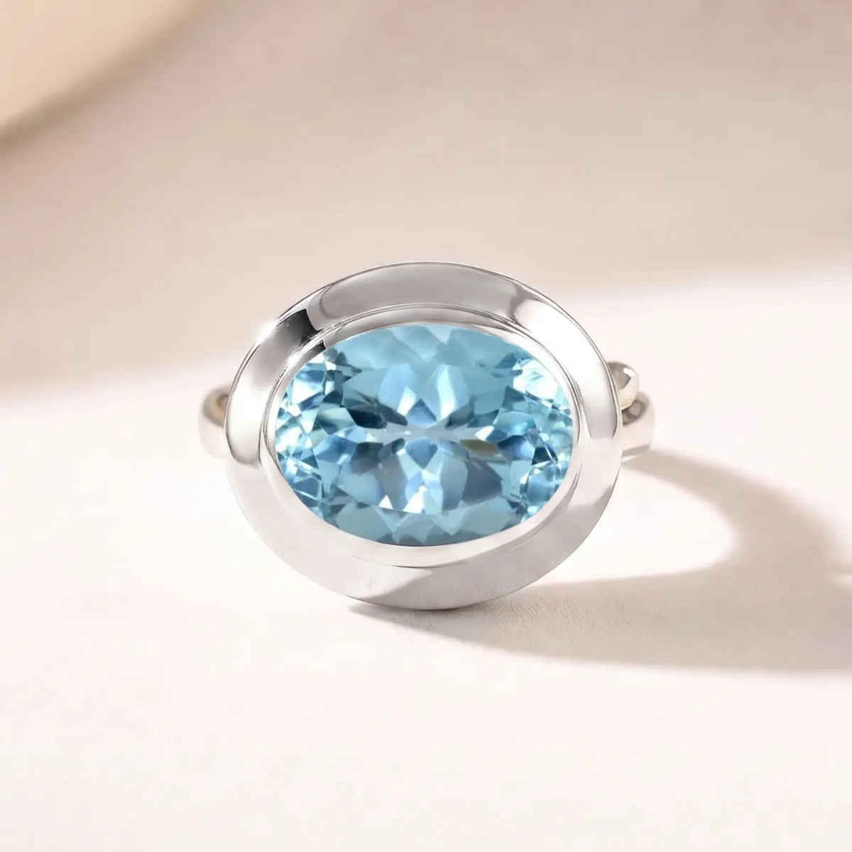 Anello con topazio azzurro taglio ovale - Avery