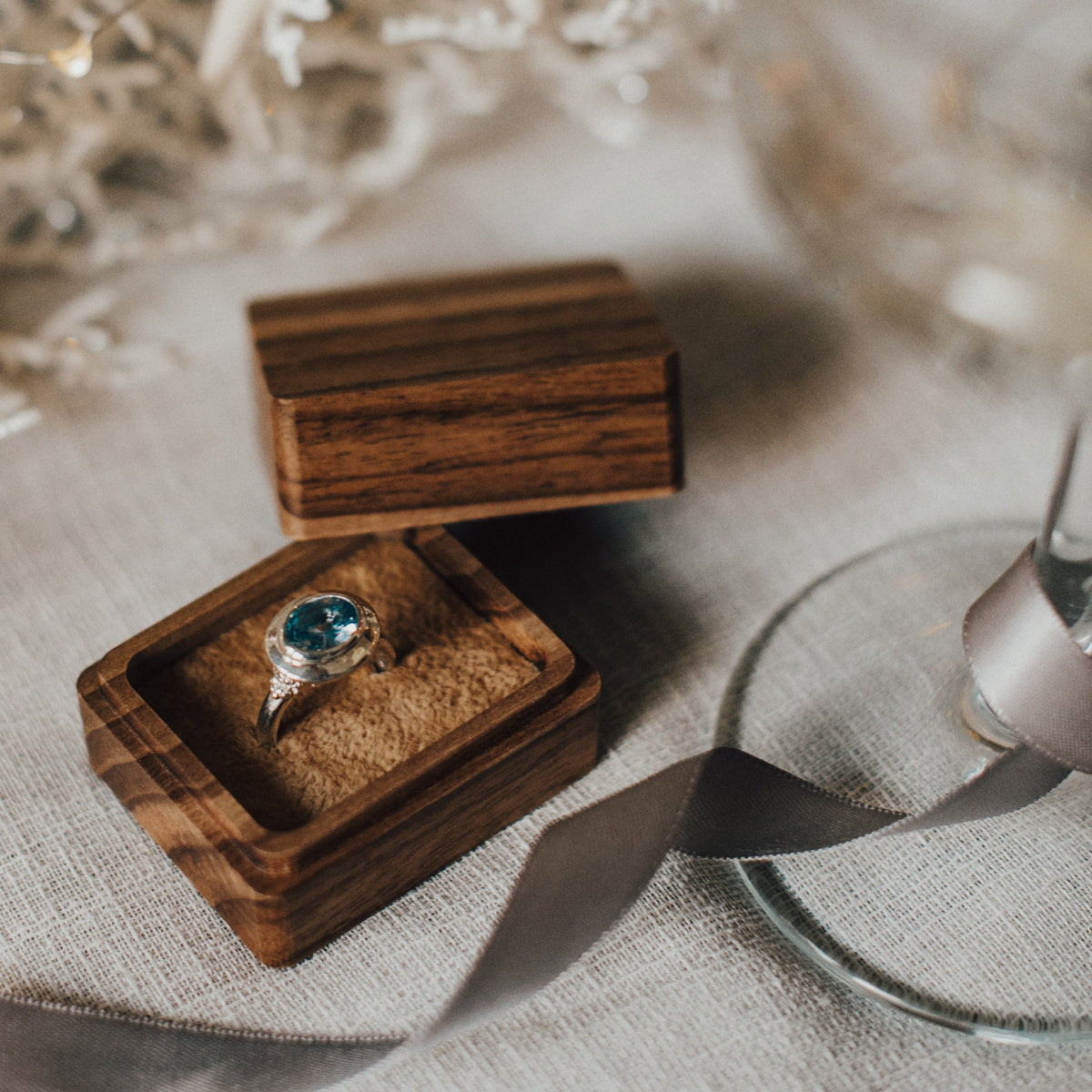 Anello con topazio azzurro taglio ovale - Avery