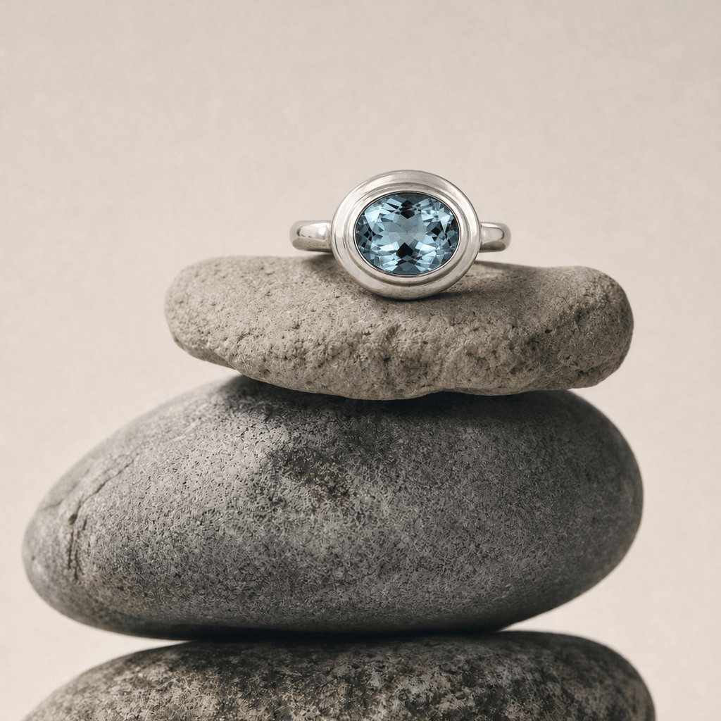 Oval-cut Sky Blue Topaz gemstone Ring - Avery