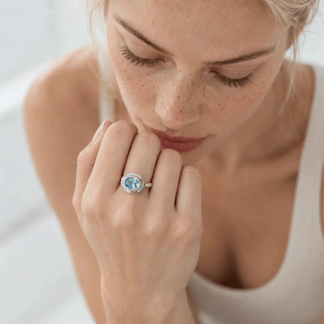 Anello con topazio azzurro taglio ovale - Avery