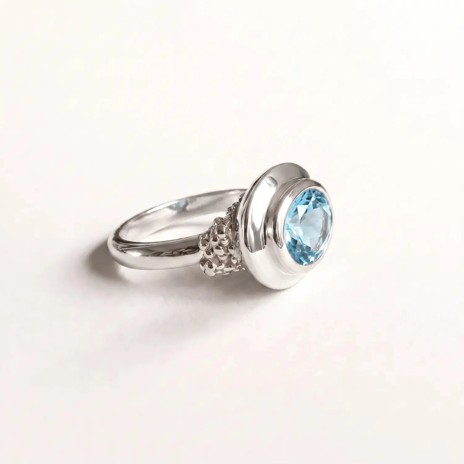 Oval-cut Sky Blue Topaz gemstone Ring - Avery