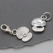 Personlig berlock i silver med vallmo-motiv