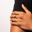 Fred Bennett Ring aus gebürstetem Edelstahl mit IP-Details und Zirkonia