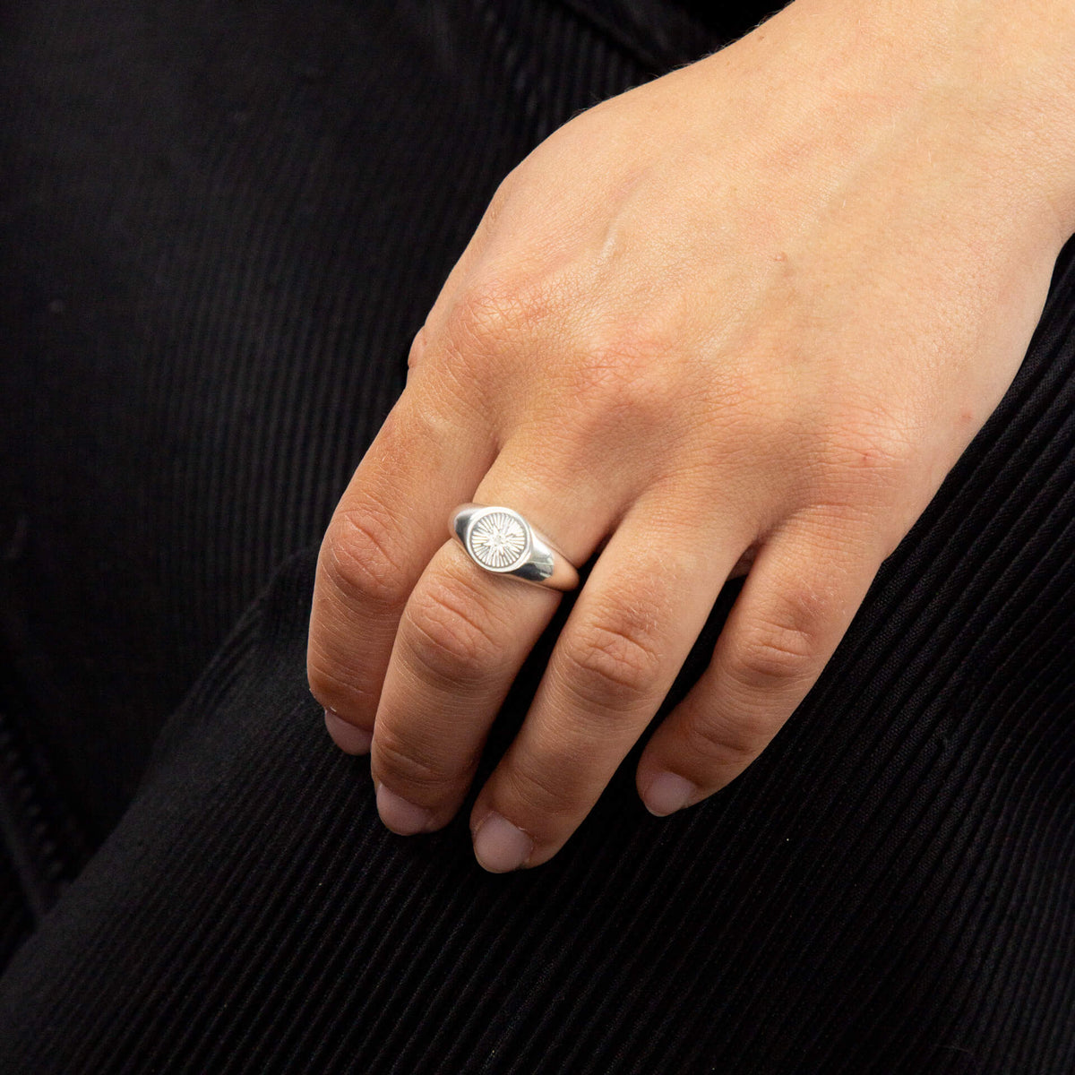 Beginnings Zegelring met zirkonia, diamantgeslepen
