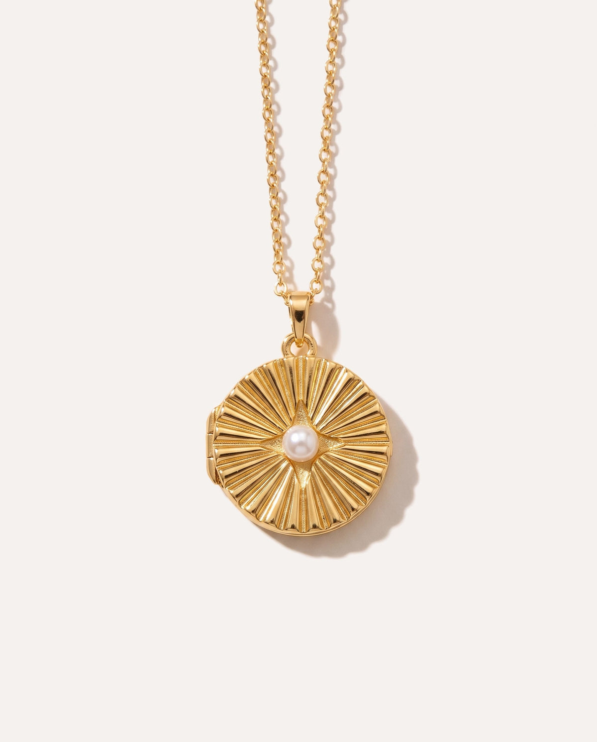 Collana con ciondolo a forma di conchiglia e perla