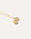 Collana con ciondolo a forma di conchiglia e perla
