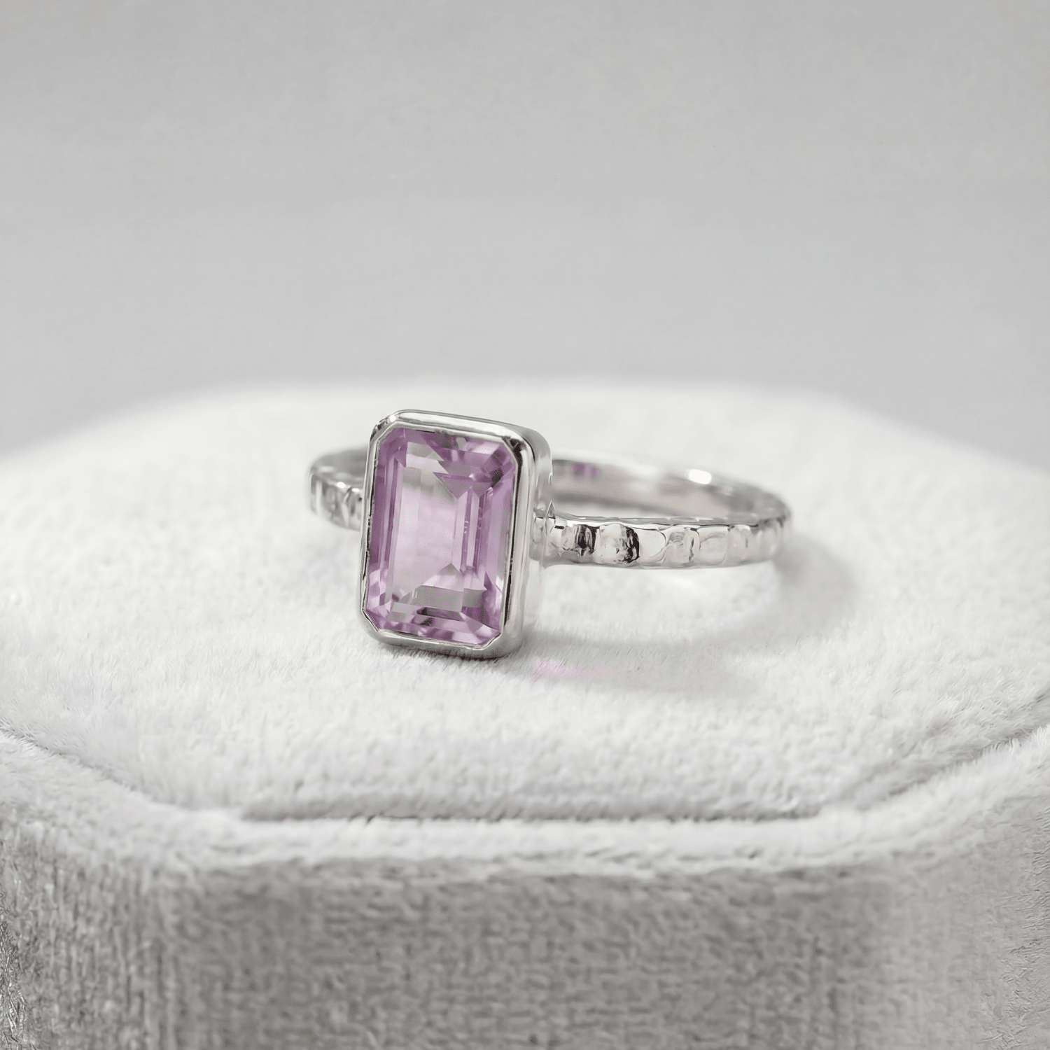 Ametist Ring met Zeeglans - Achtkantige Ametist & Gehamerde Ringband