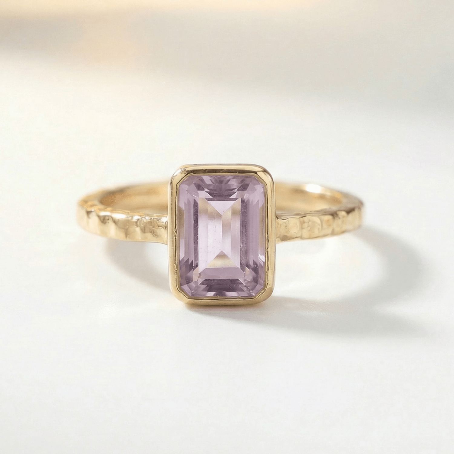 Von den Gezeiten geformter Amethystring – Achteckiger Amethyst & Gehämmerte Ringschiene