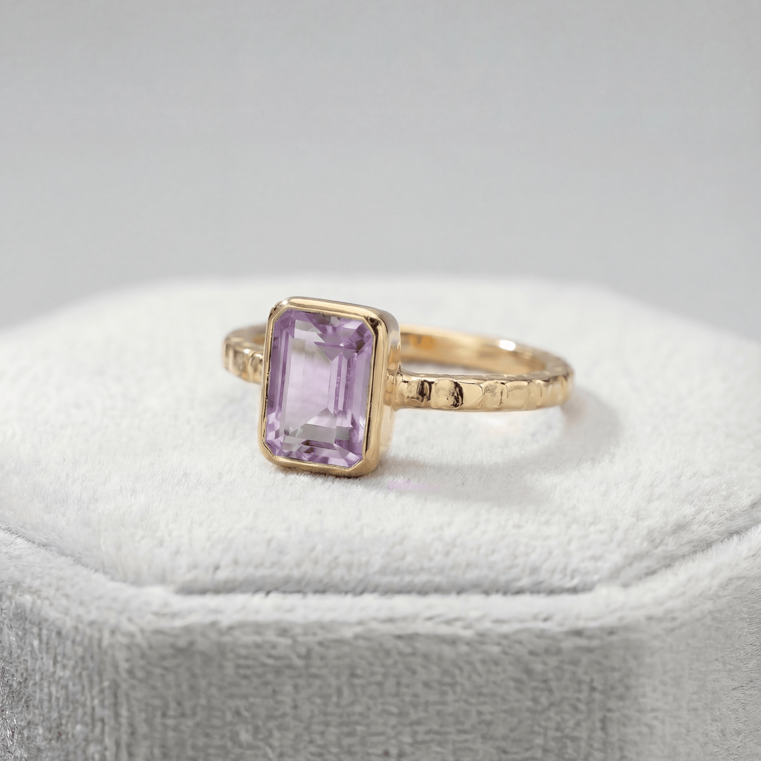 Ametist Ring met Zeeglans - Achtkantige Ametist & Gehamerde Ringband