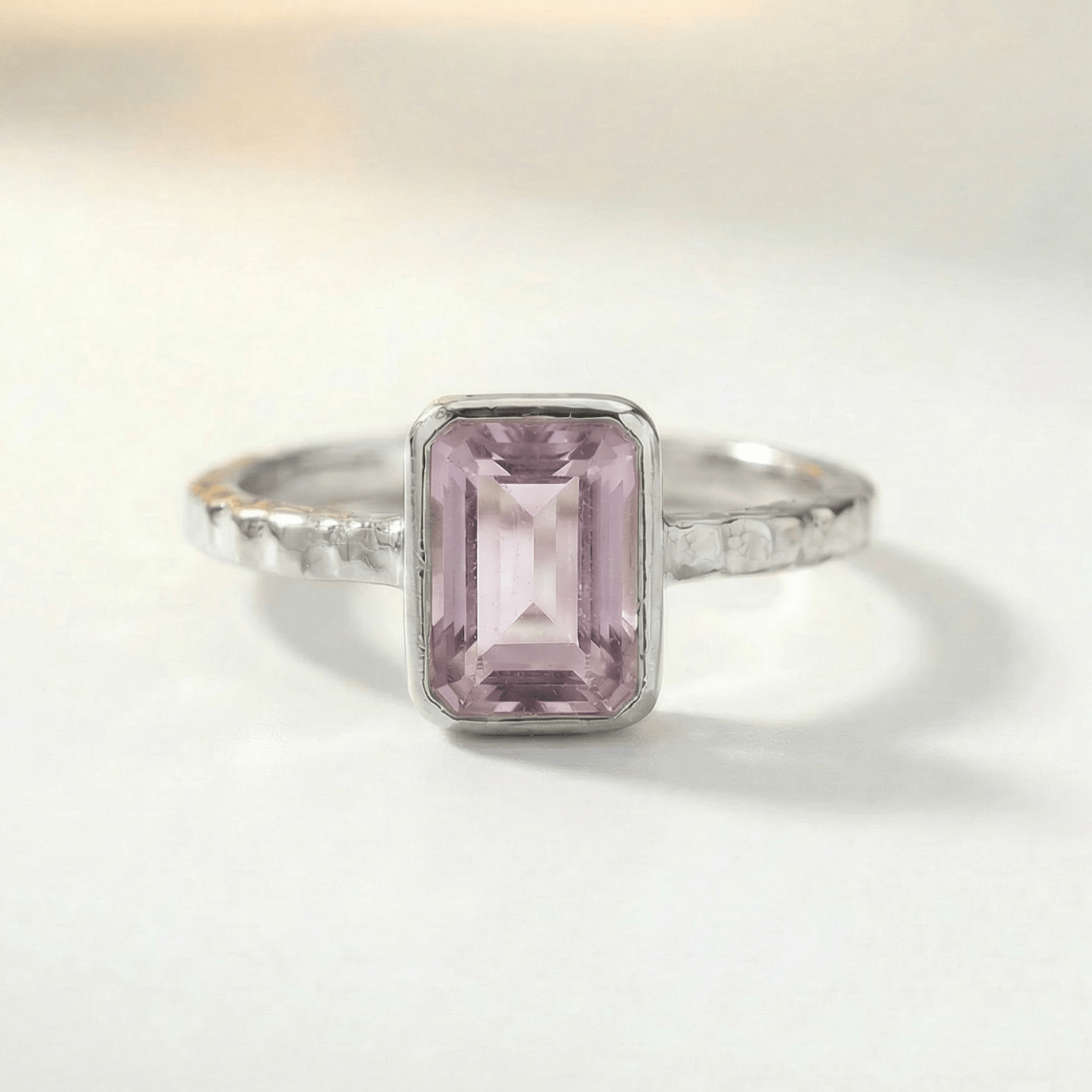 Ametist Ring met Zeeglans - Achtkantige Ametist & Gehamerde Ringband